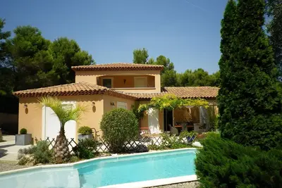 Image de Maison d'architecte avec jardin et piscine, Ă 7mn de la mer, avec pass voiture.