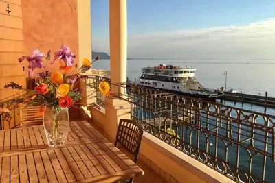 Appartement de luxe avec piscine et vue imprenable sur le lac.