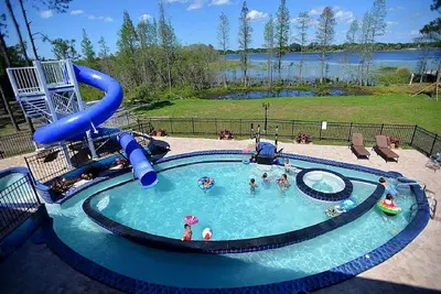 Image de Le Great Escape Lakeside peut accueillir 46 personnes! 13 chambres, 11 salles de bain et plus!