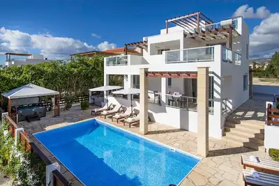 Image de Coral Bay, Piscine privée chauffée, Bain à remous, Terrasse sur le toit, Salle de jeux, Enfants, Plage