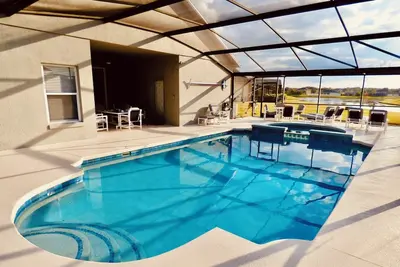 Image de Maison non fumeur avec piscine chauffée solaire gratuite et spa dans une zone fermée sur un lac