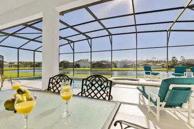 Image de Superbe Lakeview Villa exécutif - sud face à la piscine & spa