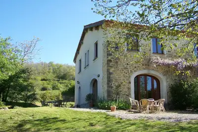 Image de Sonnac: Maison spacieuse avec belle vue, très calme