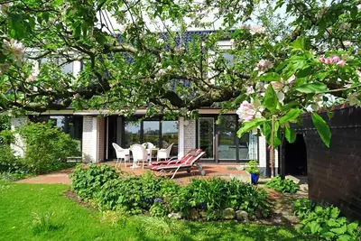 Image de Hôtel 4 étoiles moderne avec terrasse, jardin et Wi-Fi pour couples et familles avec chiens