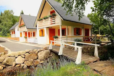 Image de maison chalet confortable dans l'oasis idyllique au bord du ruisseau