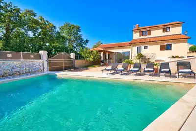 Image de Piscine privée de 50m², grand jardin, conviviale et familiale, chaque chambre climatisée