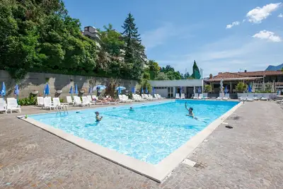 Beau studio avec terrasse et jardin, piscine et superbe vue sur le lac