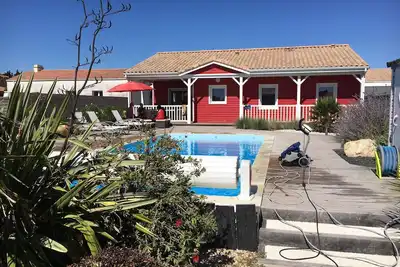 Image de Maison en bois classée 3* en bord de mer avec Piscine chauffée et Internet\/Wifi