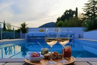 Image de Villa lumineuse avec piscine
