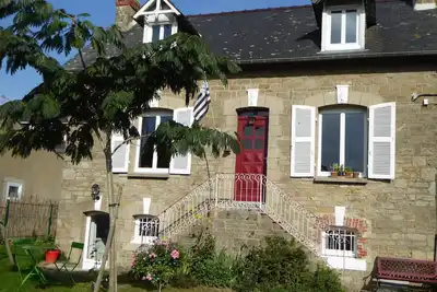 Image de studio spacieux, entrée indépendante, rez de jardin, parking, proche centre