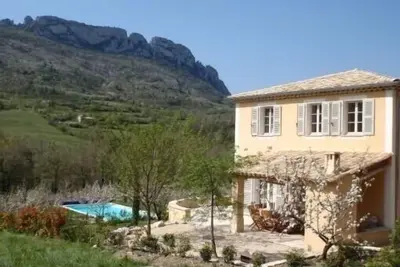 Image de bastide avec piscine 11 x 5. 5 chauffée ds site remarquable rivière vue dégagé