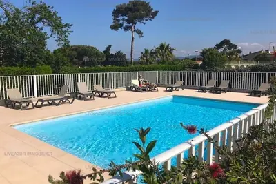 Image de Appartement tout confort climatisé terrasse jardin piscine plage et port à pieds pour 6