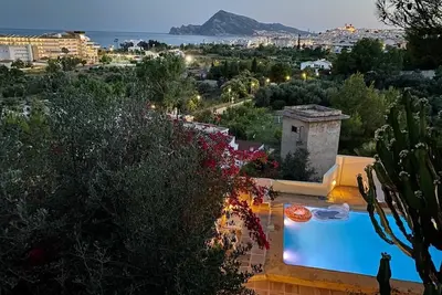 Image de A  300m de la plage. Villa agréable avec vue imprenable sur la Baie d'Altea.