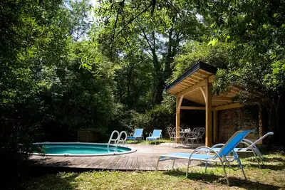 Image de Belle maison de maître avec piscine et jardin au bord du village médièval