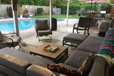 Retraite familiale Chico avec piscine ~ Bocce ~ Spa ~ Lounge. Près du parc, du centre-ville et de la Csu