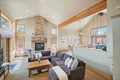 4br maison de montagne w / mezzanine, bain à remous, vues, à proximité du ski et des sentiers!