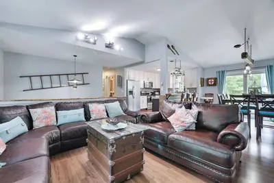 Image de Cherry Lane Sanctuary, retraite rustique sur 6 acres avec sauna / bain Ă remous / piscine / golf