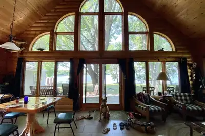 Image de Superbe une cabine Frame sur le magnifique lac Koronis