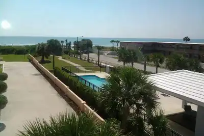 Image de Luxueux, plus récent en bord de mer, décoré professionnellement, beau condo