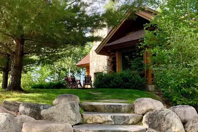 Image de Superbe cabane en rondins de 3 chambres sur le lac Premier avec de belles vues
