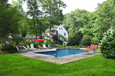 Image de 100% Roxbury! (Zoom in Map ++) Piscine PoshPadsCT \"Sentry Hill\" à la menthe 6br, 4 cheminées