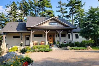 Image de Superbe Maison De Poteau Et De Faisceau Donnant Sur Somes Son, Plage Et Cabines PRIVÉES.