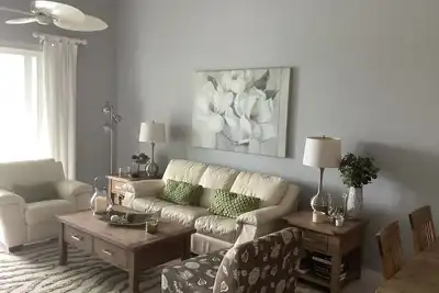 Image de Fabuleux condo penthouse avec vue sur le golf et le lac, tous les nouveaux meubles!