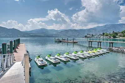 Image de Une vue imprenable, à pied de vignobles et du centre-piscine et bain à remous-luxe sur le lac Chelan