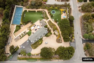 Image de Magnifique propriété à un acre fermée Carmel Estate entièrement paysager W / aire de jeux et bain à remous
