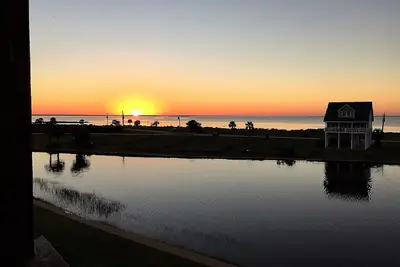 Image de Magnifiques couchers de soleil à la pointe ouest. Services de plage! Vues sur la baie et la plage!