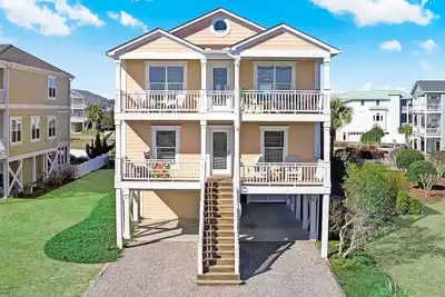 Image de Il est temps de se détendre chez Always Chillin '! Belle 5 chambres 4 salles de bain à la maison avec ascenseur pratique, bain à remous privé, accès à la piscine à proximité du front de mer & Clubhouse ainsi qu'un quai de jour!