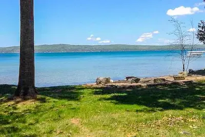 Image de Crystal Lake Cozy, Cottage calme avec grande plage et pelouse
