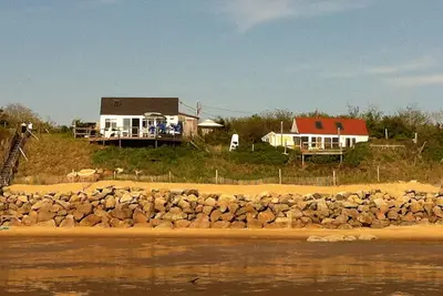 Image de Waterfront Cottages avec spectaculaire coucher de soleil avec mur de fenĂŞtres et climatisation