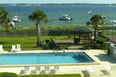 Image de Wow - Des vues sur l'eau partout! 2\/2. 5 Beachy Classy Townhouse Entre Golfe et Baie