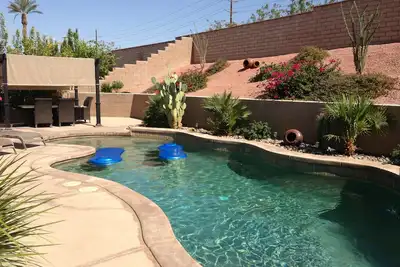 Image de luxueuse maison moderne 6000 $ par mois automne et hiver. Chauffage de piscine inclus.