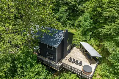 Image de Cabine moderne récemment rénovée sur 22 acres avec bain à remous
