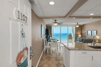 Image de Superbe Condo 1 Chambre! Totalement rénové! Chaises de plage pour 2 inclus!