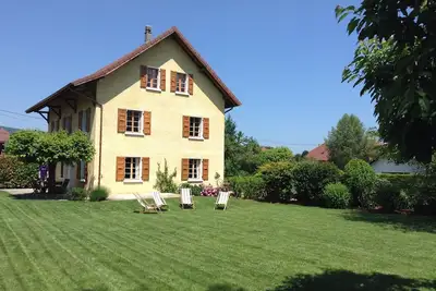 Image de Maison avec de magnifiques vues sur les montagnes et une grande pelouse