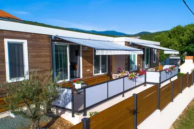 Image de \"Tendance\" - un nouveau mobile home premium, dans un petit village tranquille.