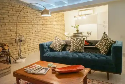 Image de Nouveau! Cv Crash Pad B: 2 lits king-size confortables, Wifi, cuisine complète et laveuse / sécheuse!