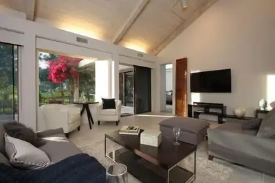 Superbe condo rénové pour l'été / automne et l'école \"Q\", 2 suites principales
