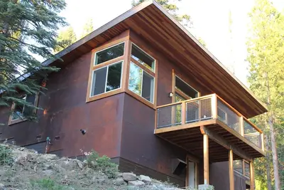 Image de Nouveau chalet adapté aux personnes handicapées à l'intérieur des portes du parc national de Yosemite qui vient d'être construit en 2016! Enjo. . .