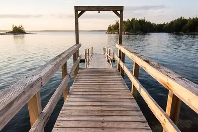 Image de Maison isolée offre accès à l'eau, de superbes Blue Hill et de l'Île Vues.