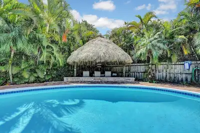 Image de Phenomenal Fun Centre Ville DÉPENDANT Spacieuse Maison / Avec Piscine CHAUFFÉE / Tiki Hut / Proche Plage