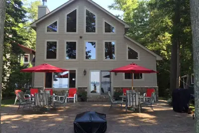Image de Superbe Lakehouse - All Four Seasons Sur Le Beau Lac Higgins