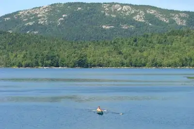 Image de Cottage avec 200 mètres de long Long Beach privé et vue sur le lac, les montagnes et le coucher du soleil
