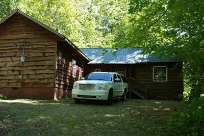 Image de Cabin Peaceful Niché sur une crête Dans les montagnes Blue Ridge À Cattail Creek