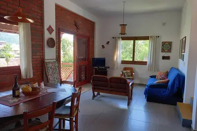 Image de Belle maison, grand jardin, coucher de soleil et vue sur les collines, télévision par câble, wifi - 6 personnes