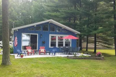 Image de Wolf Lake Cottage avec une vue imprenable sur le magnifique lac Wolf!