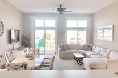Image de Fabuleux condo donnant sur le canal w / piscine, à distance de marche du parc / plage